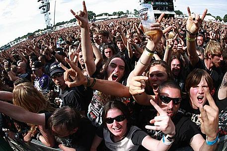 metal fans crowd